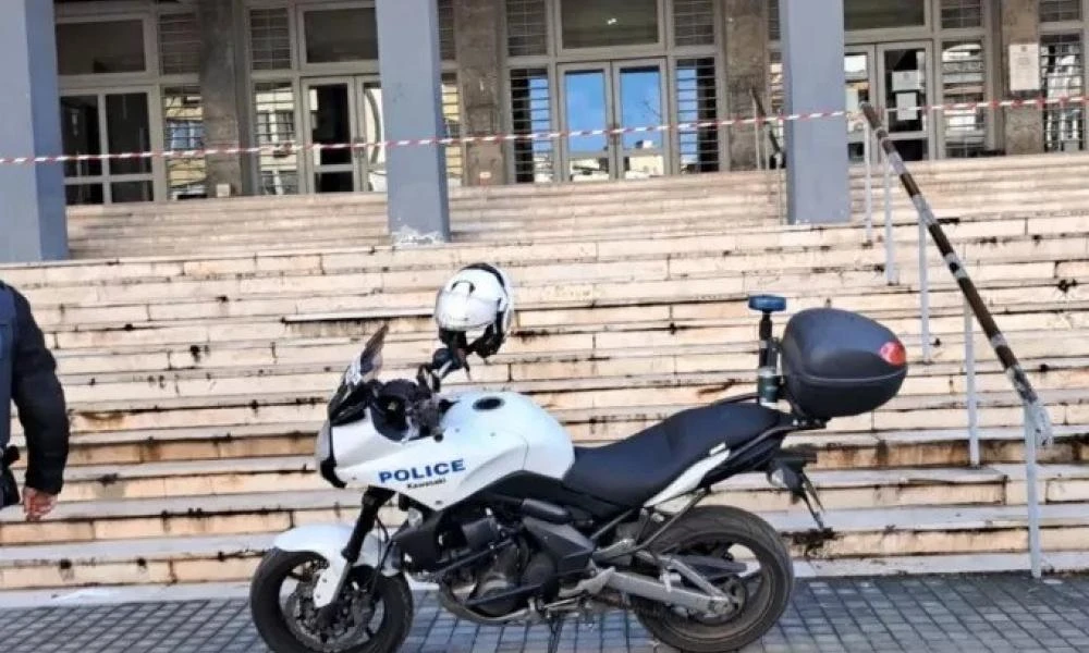 Θεσσαλονίκη: Τι ερευνά η Αντιτρομοκρατική για τον παγιδευμένο φάκελο στα δικαστήρια – Μνήμες της βόμβας που εξερράγη το 2010